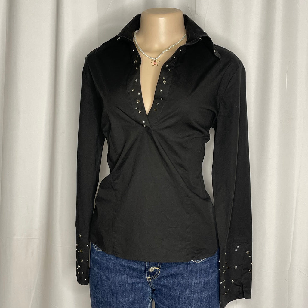 Studded Neckline Lon g Sleeves Shirt