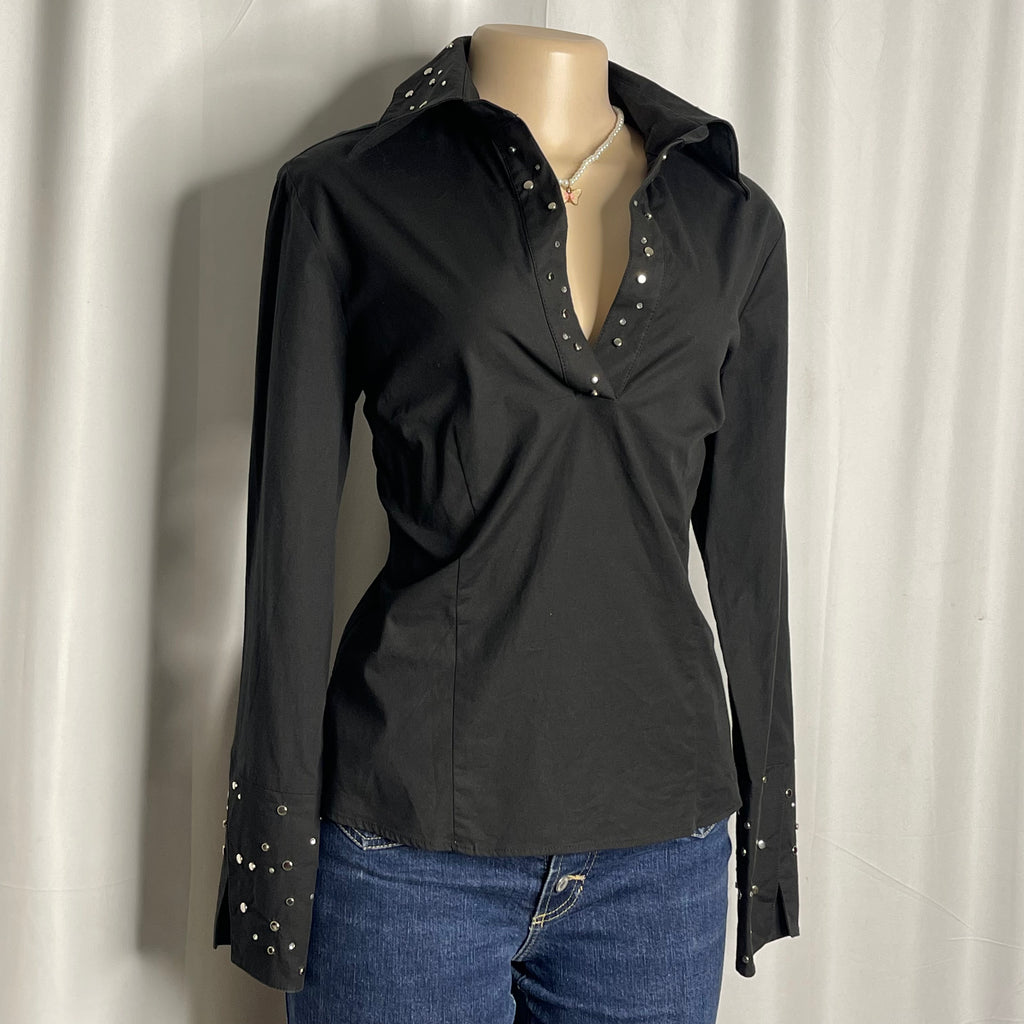 Studded Neckline Lon g Sleeves Shirt