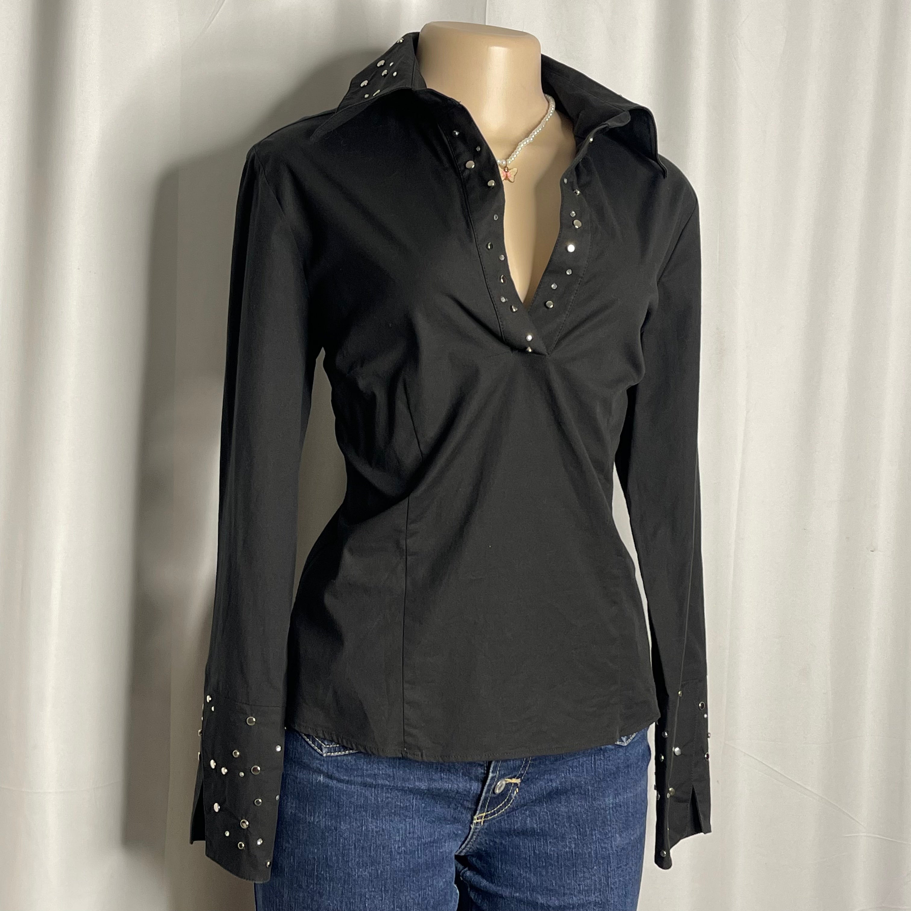 Studded Neckline Lon g Sleeves Shirt