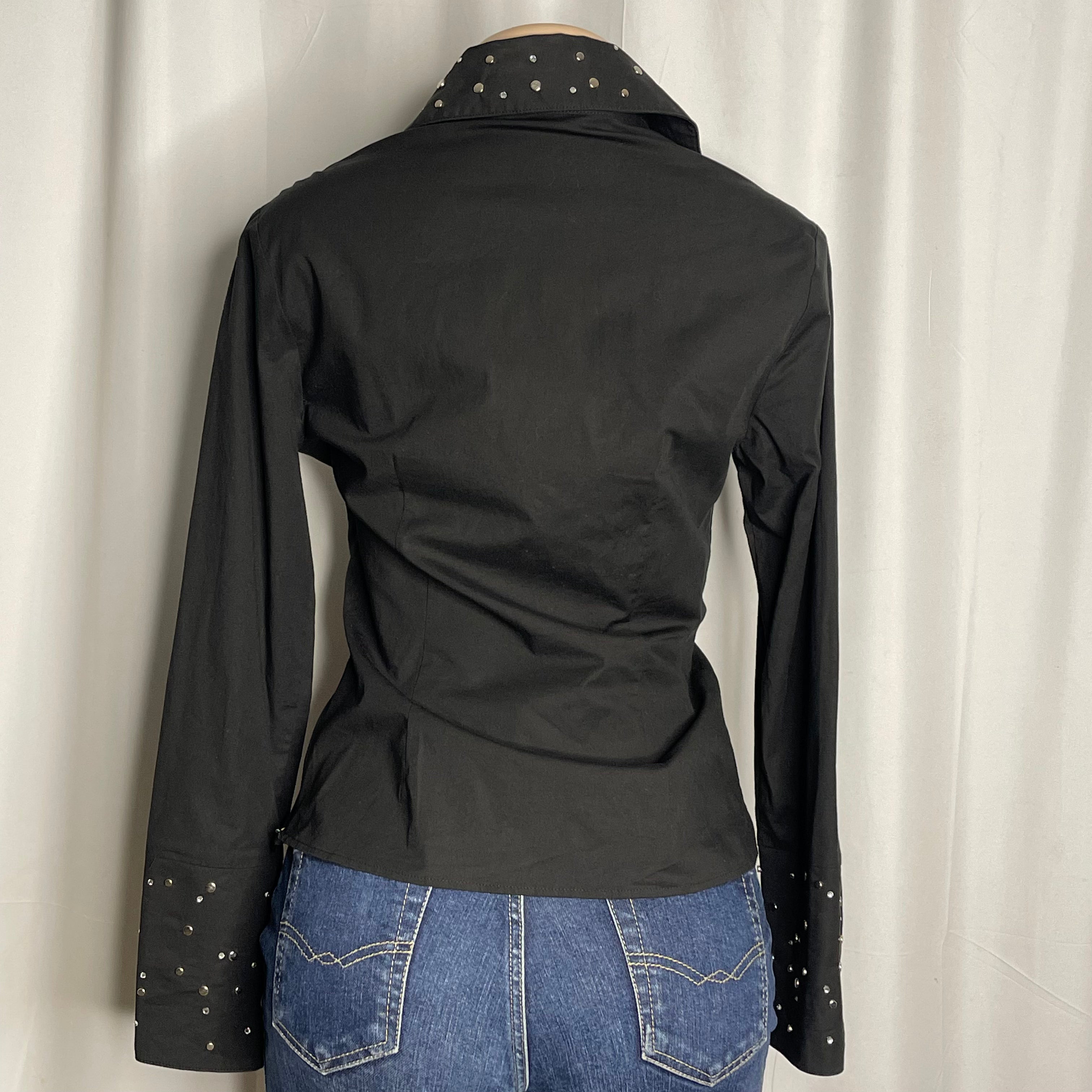 Studded Neckline Lon g Sleeves Shirt
