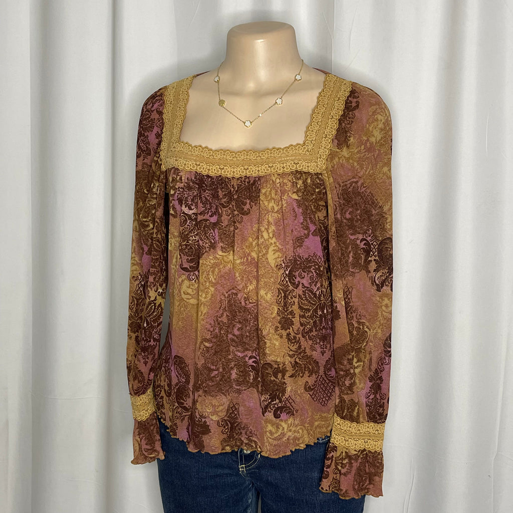 Vintage style long sleeves square neckline, paisley pattern and intricate lace trim