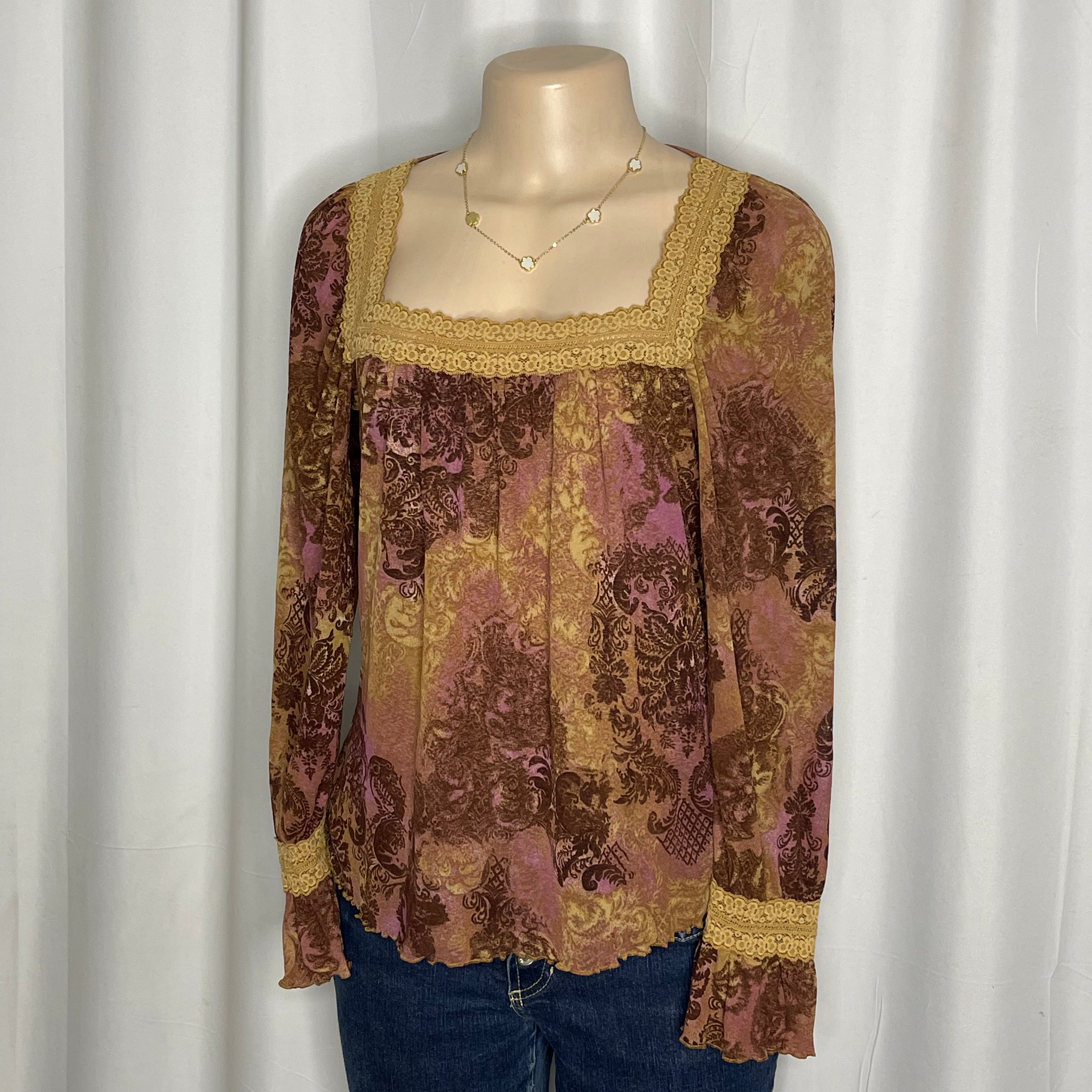 Vintage style long sleeves square neckline, paisley pattern and intricate lace trim