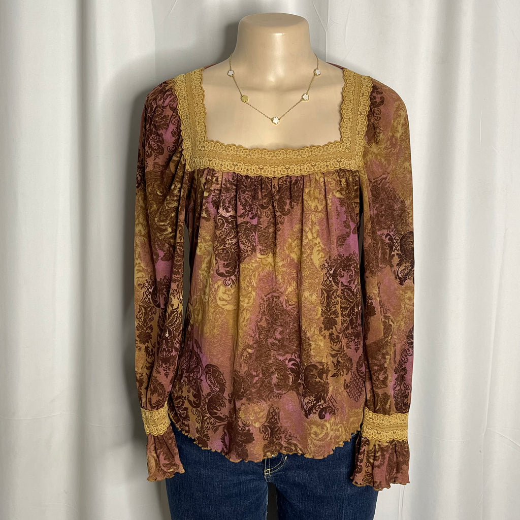 Vintage style long sleeves square neckline, paisley pattern and intricate lace trim