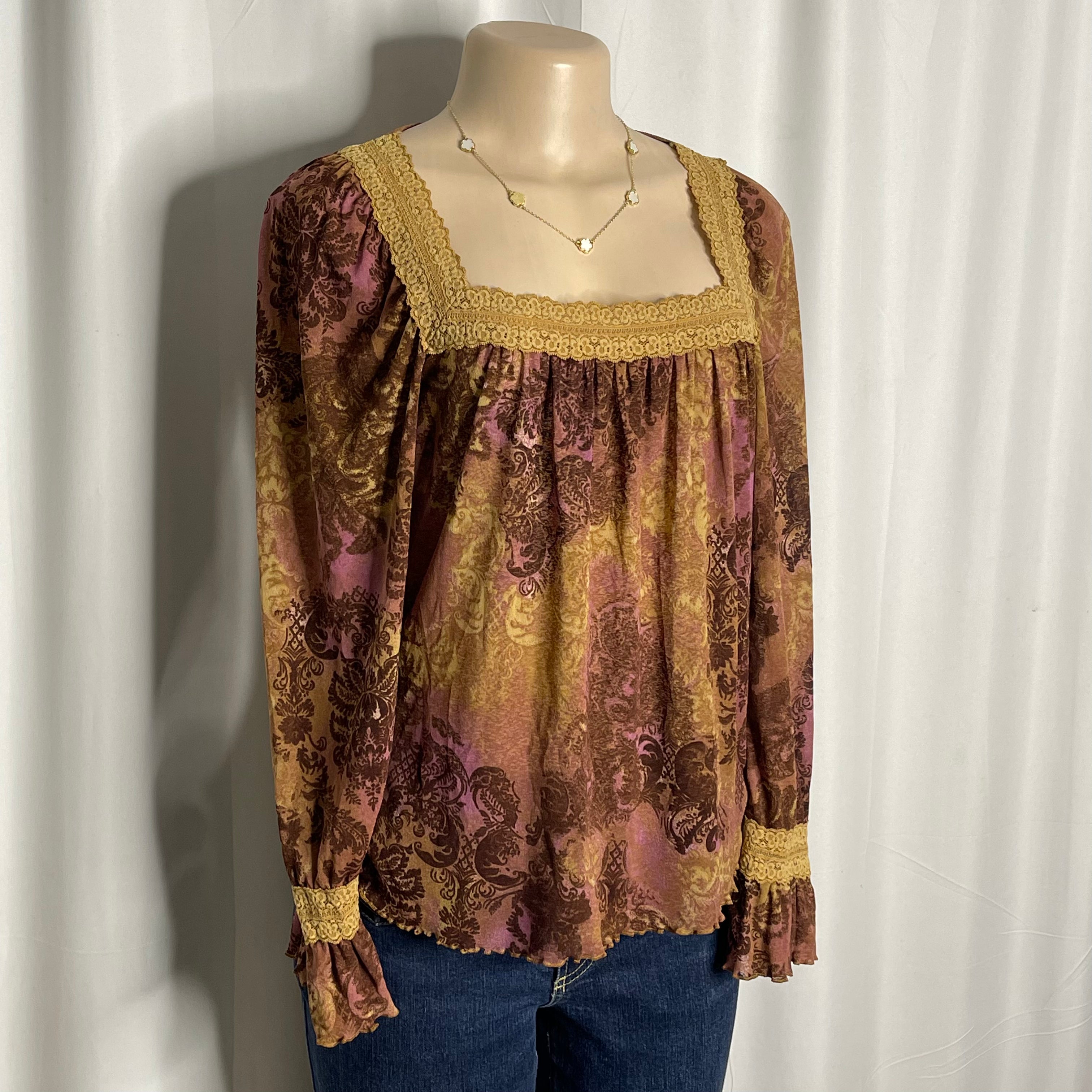 Vintage style long sleeves square neckline, paisley pattern and intricate lace trim
