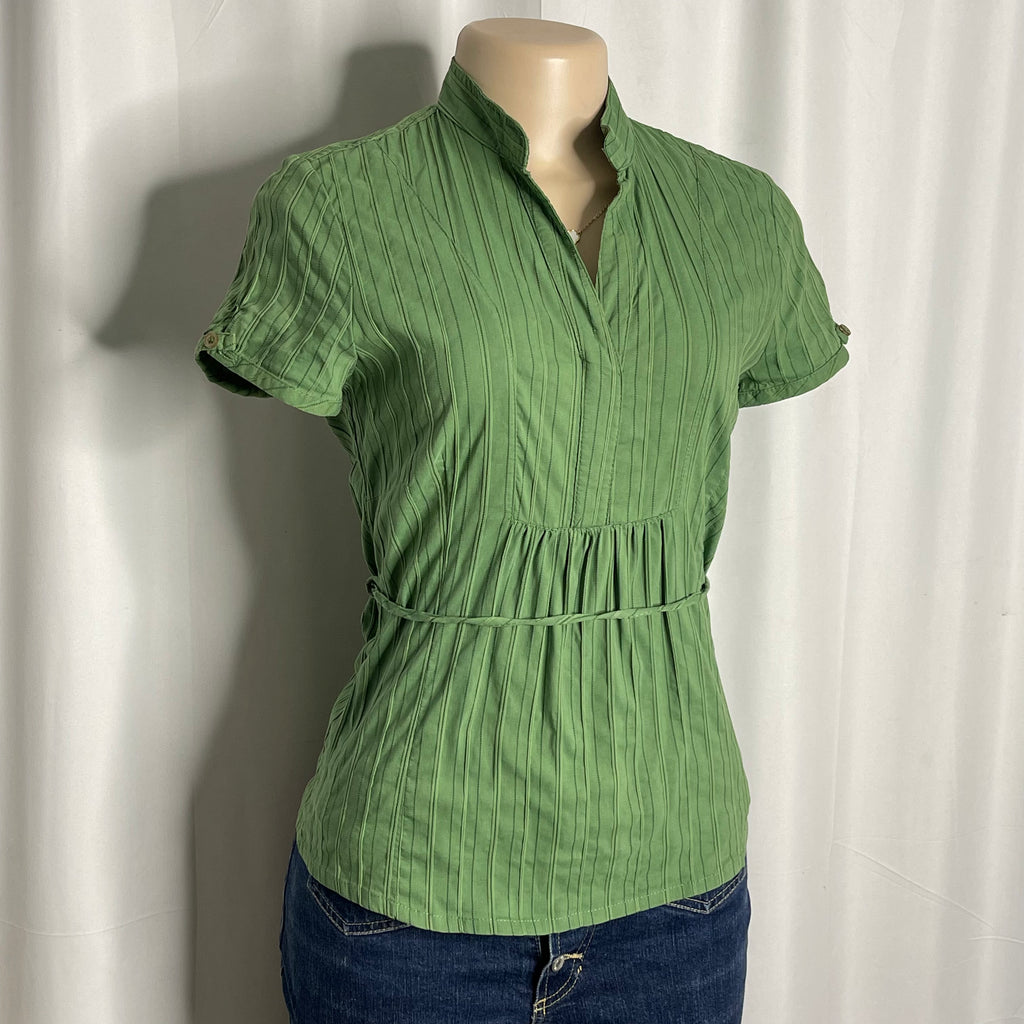 Green short sleeve buttonless blouse