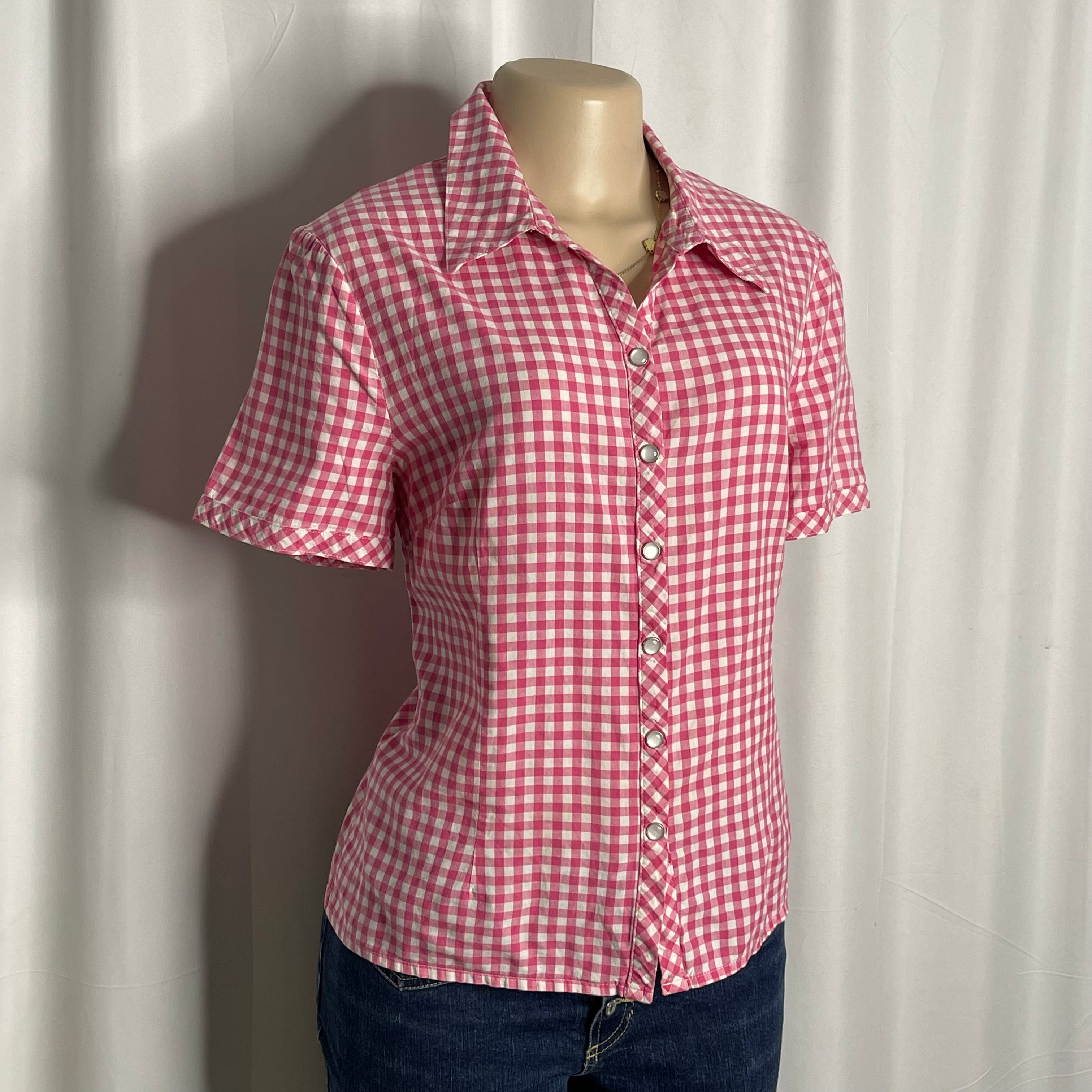 Short sleeves fitted gingham button down shirt in a vibrant pink and white checkered pattern